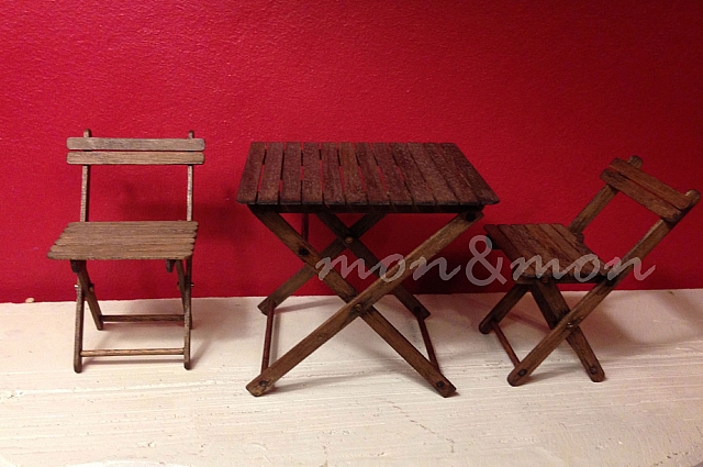 Mesa y sillas plegables